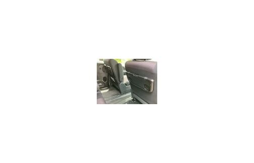 運転席と助手席の後ろにはドリンクホルダーとちょっとしたテーブルになりますので車の中ご飯など食べるのも便利です。